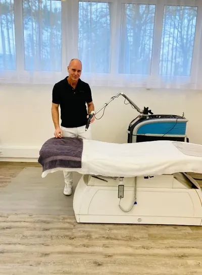 Andreas Baumgärtner, Laserspezialist, mit dem PicoSure im Behandlungsraum in Kreuzlingen