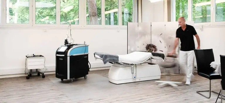 Behandlungsraum der Praxis in Kreuzlingen mit PicoSure-Laser und Liege